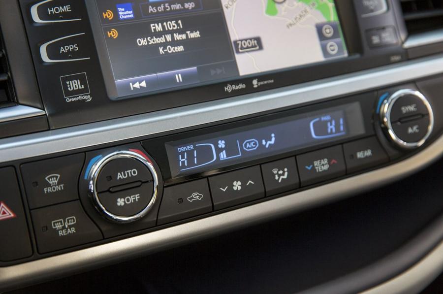 Детали интерьера Toyota Highlander (XU50) 2013 года  (фото 23 из 80)